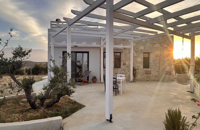 Quiet house in southern Crete, picturesque sea and mountain views, beach within walking distance