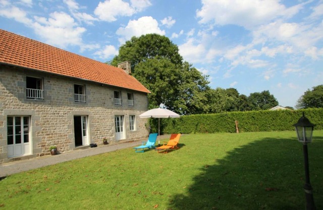 Quiet house with parking, near Villedieu-les-Poêles