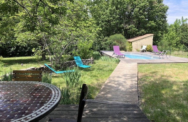 Quiet House with pool in the middle of LUBERON