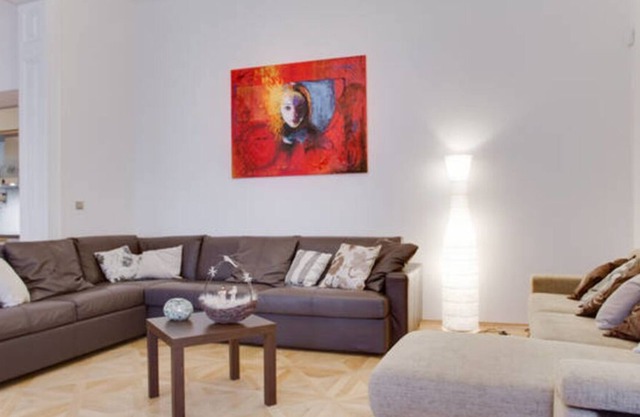 Quiet luxurious princess suite with high ceilings on Charles Bridge