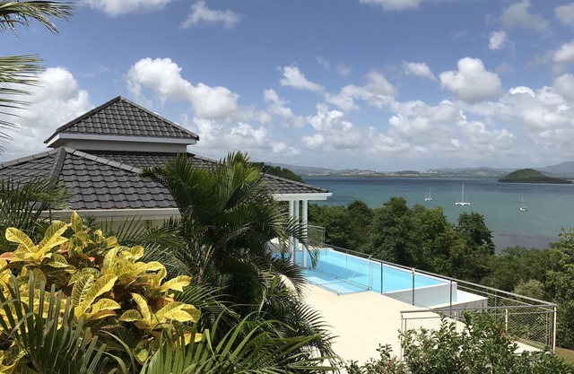 Quiet luxury villa with infinity pool, on the golf course with sea view