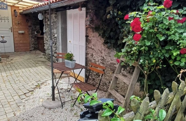 Quiet Mellona gite in the Hyrôme valley at the foot of the Anjou vineyards