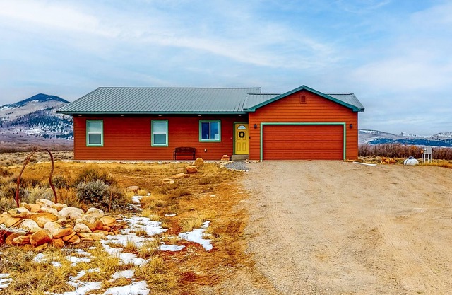 Quiet, mountain-view home near Moab & outdoor adventures