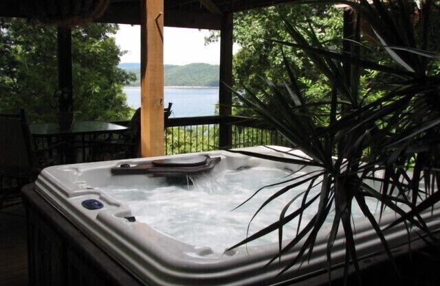 Quiet, Private, Relaxing, With HOT TUB and Adventures