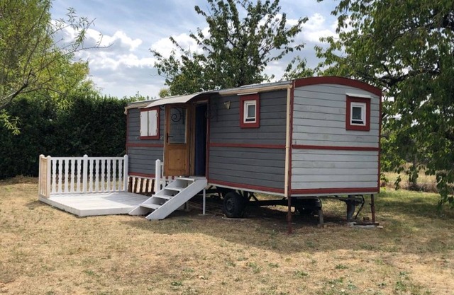 QUIET ROULOTTE on land with swimming pool