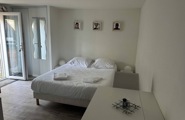 Quiet, self-contained studio near Tours