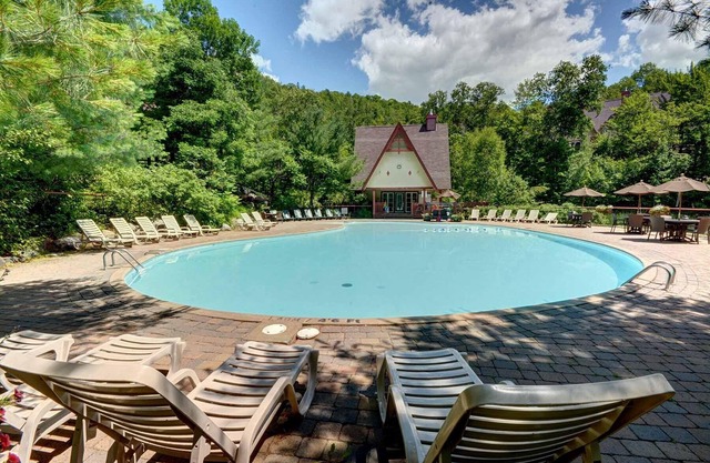 Quiet ski in/out - large heated pool!