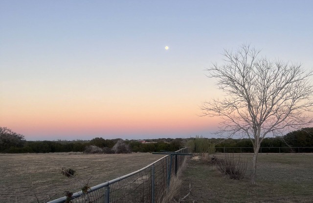 Quiet & Spacious Nature Retreat with Open Skies in TX Hill Country