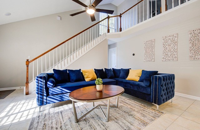 Quiet Spring Spring Retreat, office, fast WiFi, 10 mins to International Airport