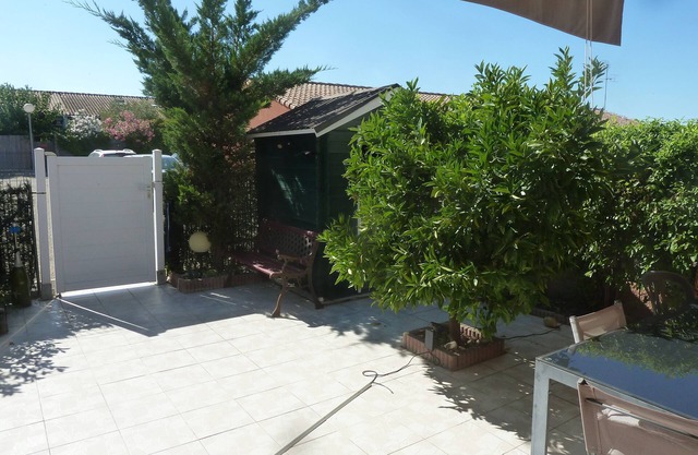 Quiet villa, air conditioning and terrace, secure development, 1 private parking space