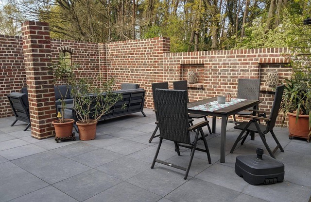 Quietly situated holiday house with a cosy terrace and a grill