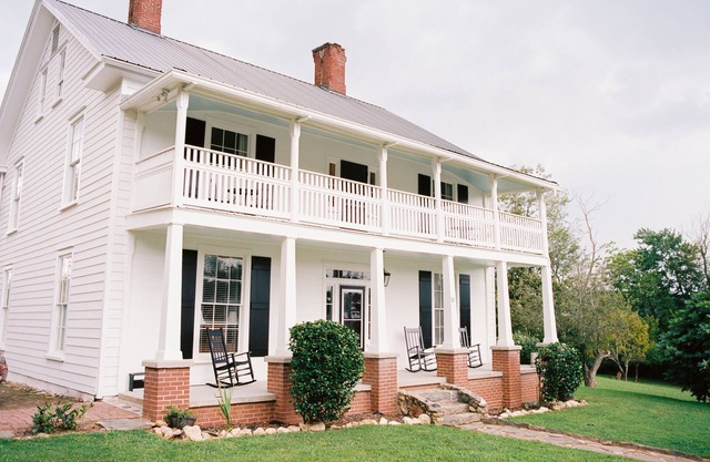 Quintessential Farmhouse Experience In The Heart Of Downtown Dahlonega.