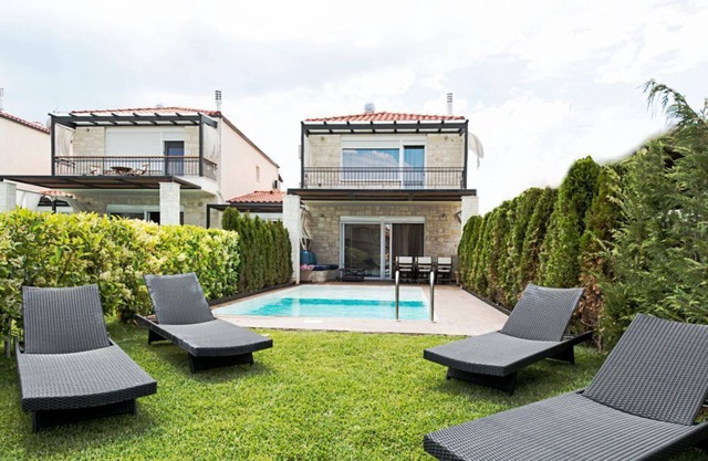 R 1258 Elegant Villas - Deluxe Villa with Sea View - Garden View - Outdoor Jacuzzi & XBOX on reques