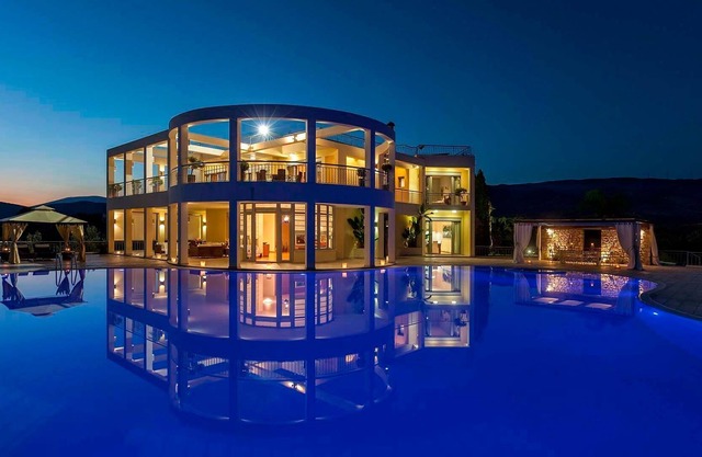 R 1468 Paralia Villa with Jacuzzi, Infinity pool & Complimentary bottle of wine upon arrival.