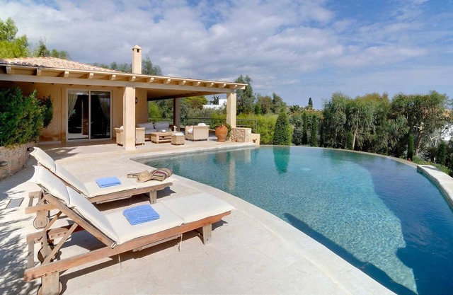 R 1471 Veronica Villa with BBQ, Fireplace & Sun loungers.