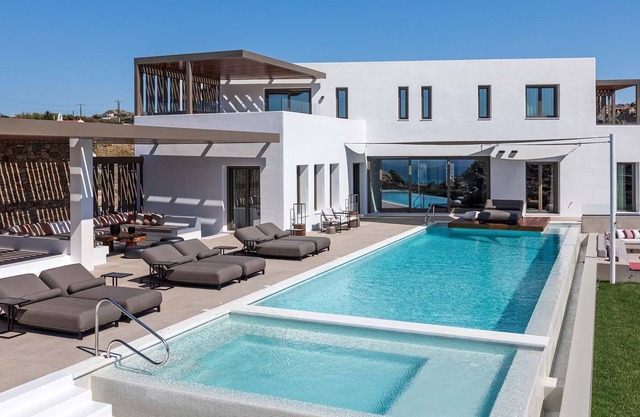 R 3235 Villa Halstead With Espresso machine ,Mini fridge & Private gym.