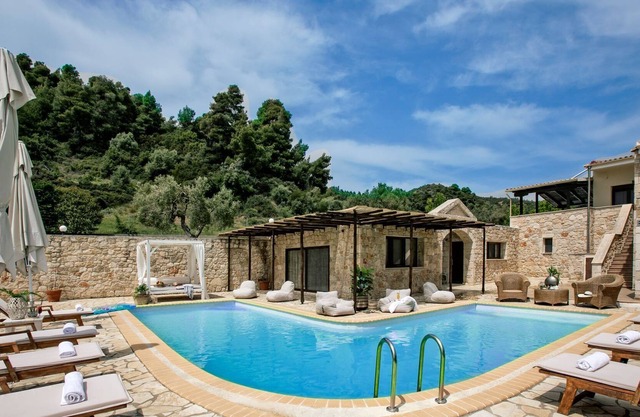 R 656 Elegant 4 Bedroom Villa with Private Pool + 1 studio