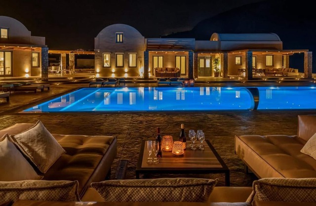 R 950 Villa Basil with Daily Maid Service, Marble Bathroom & Modern Furnishing