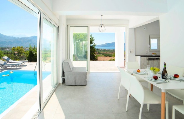 R 951 Bautista Villa with Mountain View, Garden view & Sea view/