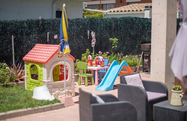 R131 - FAMILY PLAY HOUSE