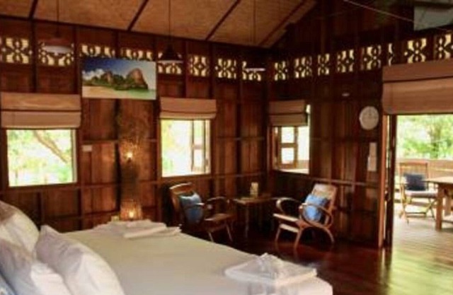 Railay Beach Guest House-1 bedroom, cliff views, 1 min walk to beach.