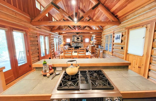 Rainbow Lodge - exceptional lakeside log home