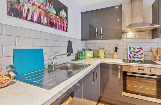 Rainbow Studio - Spacious City Centre - Close to sea - Sleeps 1 to 3 Guests