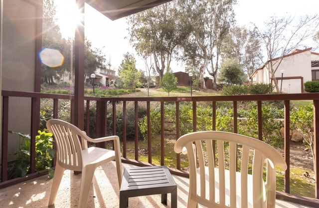 Ramona Retreat | 1 King Bed | Pool & Balcony | Free Parking