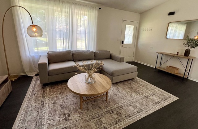 Ranch Home 5 minutes to Easton/Airport. Pet-Friendly!