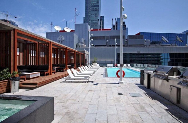 Rare 1BR - Rooftop Pool, Next to MTCC & CN Tower