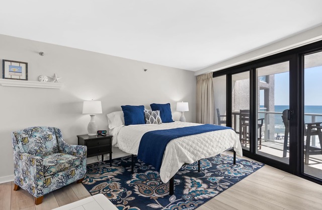 Rate Reduced! RARE Beachfront Studio w/GOLF CART! Walk to Beach, Pool, Tram.