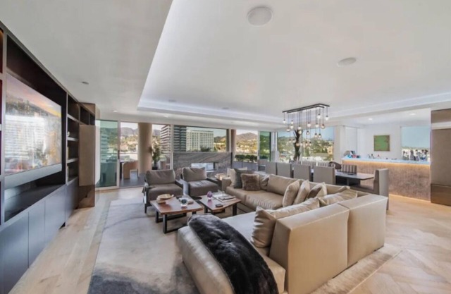 Rate Special-Celebrity Penthouse in Hollywood