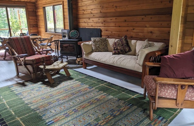 Rattlesnake Lake Area Cedar Cabin. Direct Access to Trails. Pet Friendly.