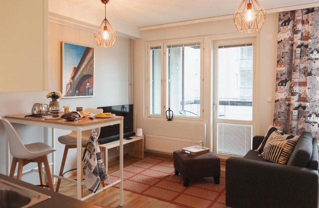 Rauhallinen asunto, sauna ja iso parveke - raitiovaunureitin varrella