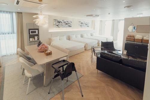 Ravenna-pickup service 1 minute from deoksugung Palace 5 minutes from cheonggyecheon 10 minutes from namdaemun kids welcome free luggage storage