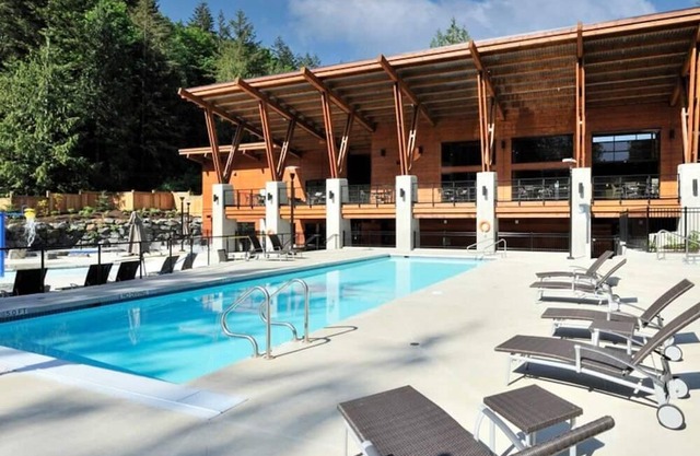 Ravenwood Cottage at Cultus with Pool & Hot Tub