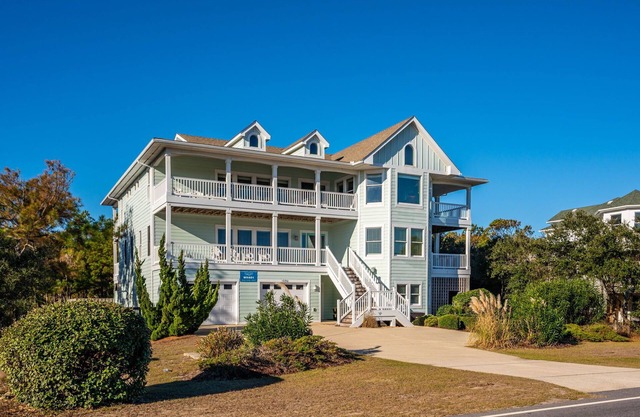 Ray and TD's: Dog friendly, oceanside, pool, hot tub, theater room, elevator, EASY beach access!