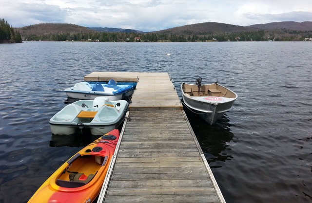 Rebate Fall Colours ! Waterfront Hot Tub trails Fireplace Fast Wifi Games & more