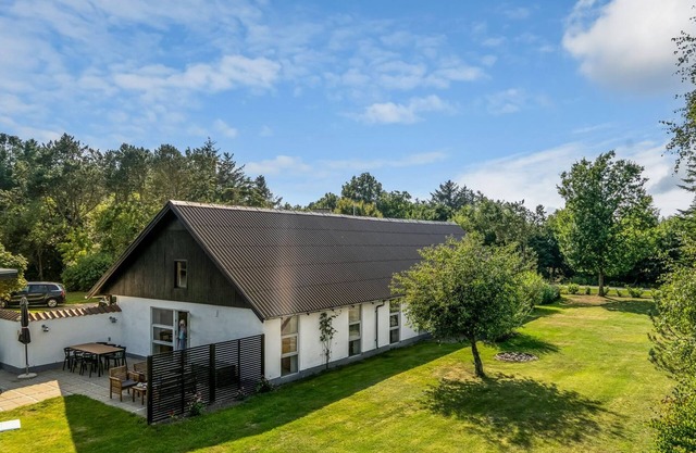 "Rebecca" - 1.5km from the sea by Interhome