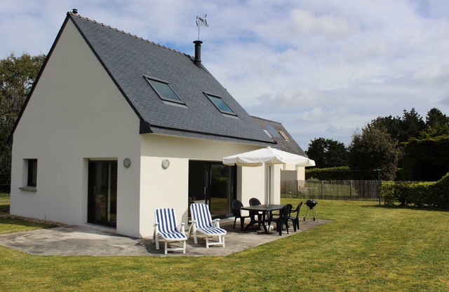Recent house nearby the forefront of Trevignon Beach on foot