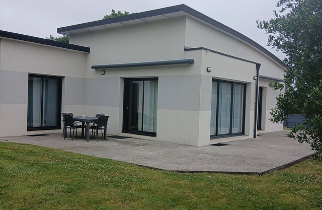 Recent single-storey house between sea and countryside at the entrance to Crozon peninsula