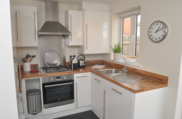 Recently refurbed 2bd house with garden & parking