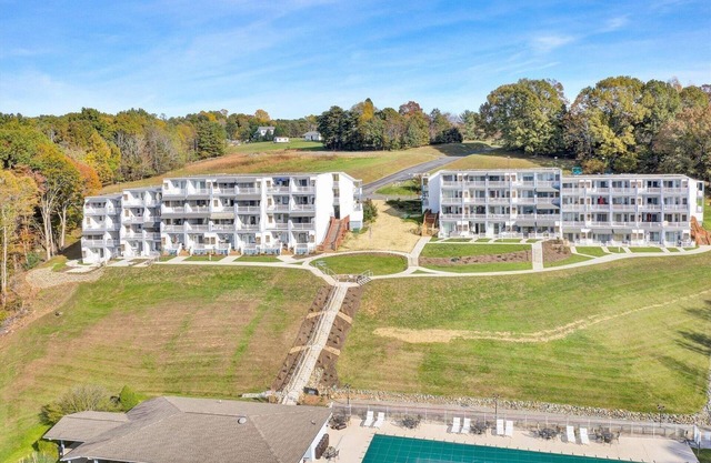 Recently updated 1 BR Condo with stunning lake views - No cleaning or linen fees