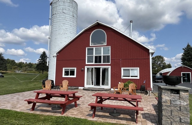 Red Barn Retreat - Renovated Barn w/huge patio near to CDP