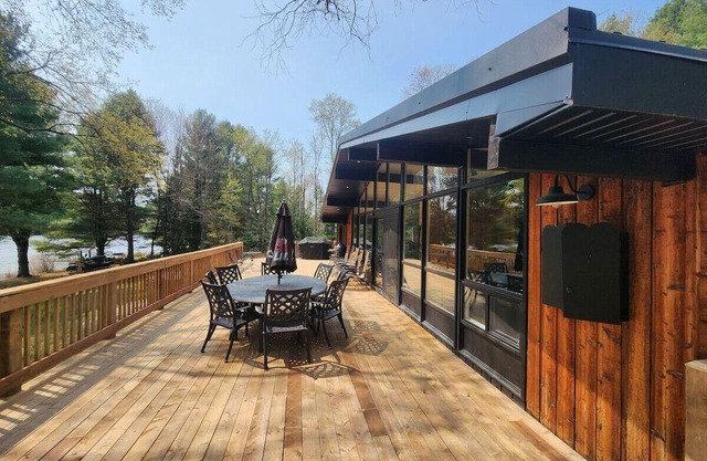 Red Cedar Chalet on Brady Laken(Sauna and hot tub)