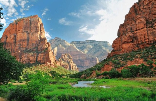 Red Cliffs Getaway: EV Charger, Community Pool + Hot Tub