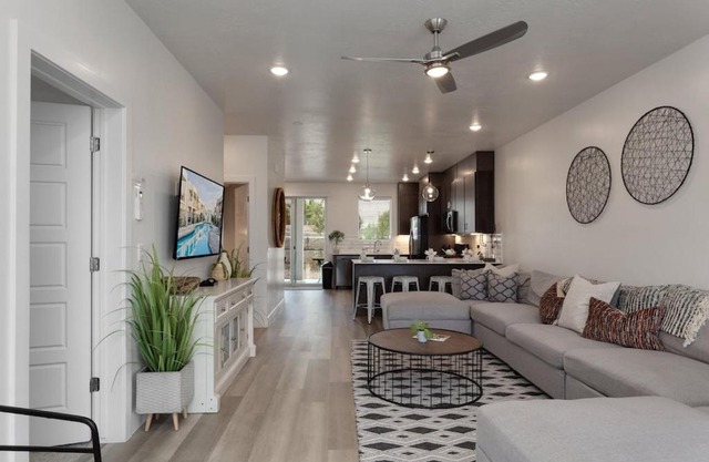Red Desert Loft Resort 37 Pickleball Courts, Foosball, Resort Pool with Waterslide & Jacuzzi!