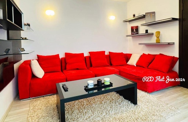 RED FLAT 2BR with Luxurious King Bed & Hot Tub