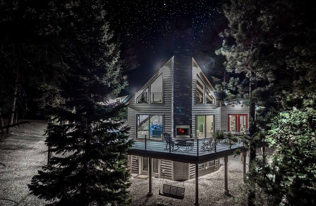 Red Light Outdoor Spa | Luxury Forest Retreat