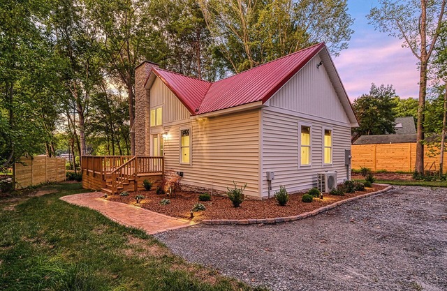 Red Roof Retreat at Lake Anna, Waterfront w/kayaks, fire pit, grill & large deck